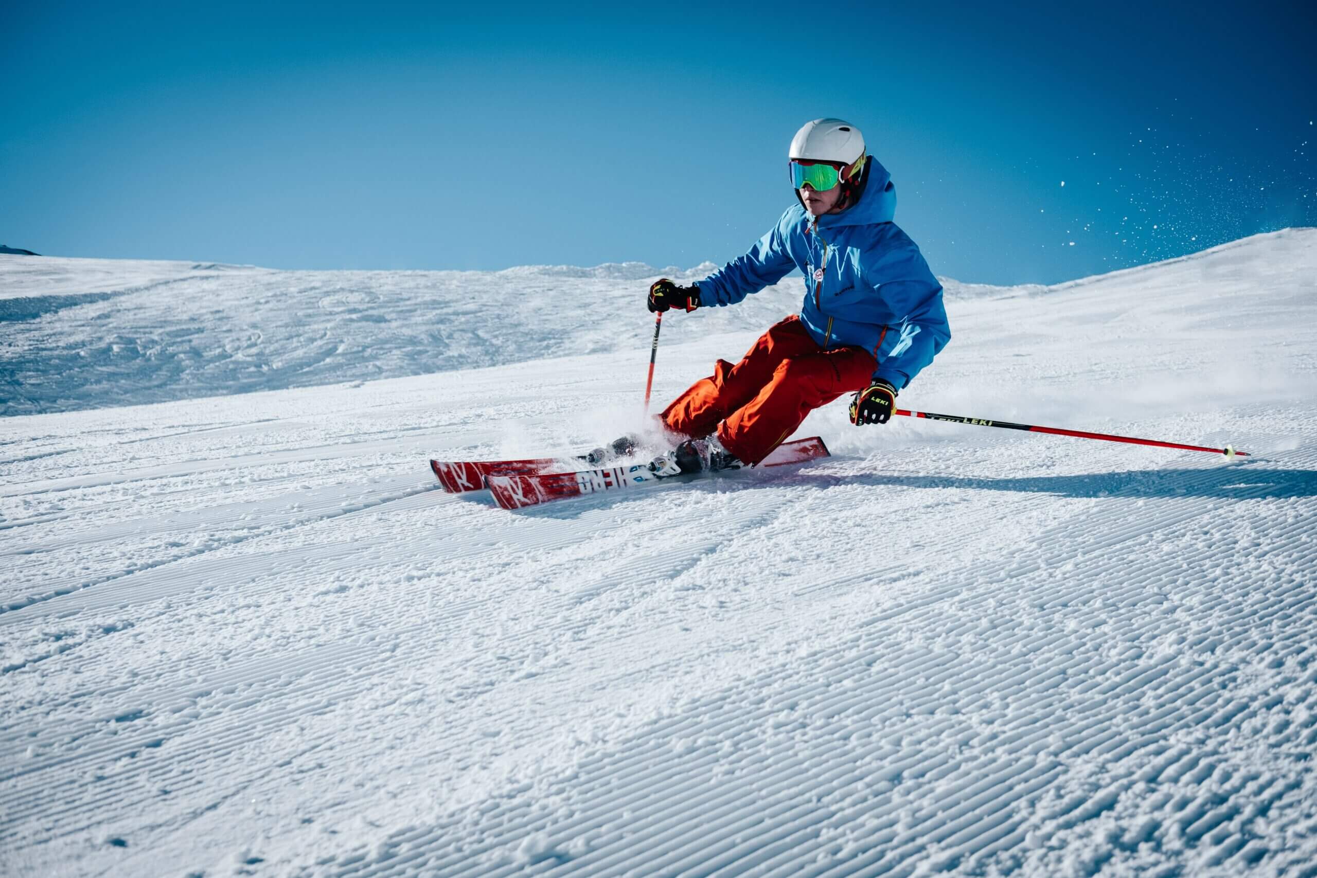 Photo femme en randonnée de ski