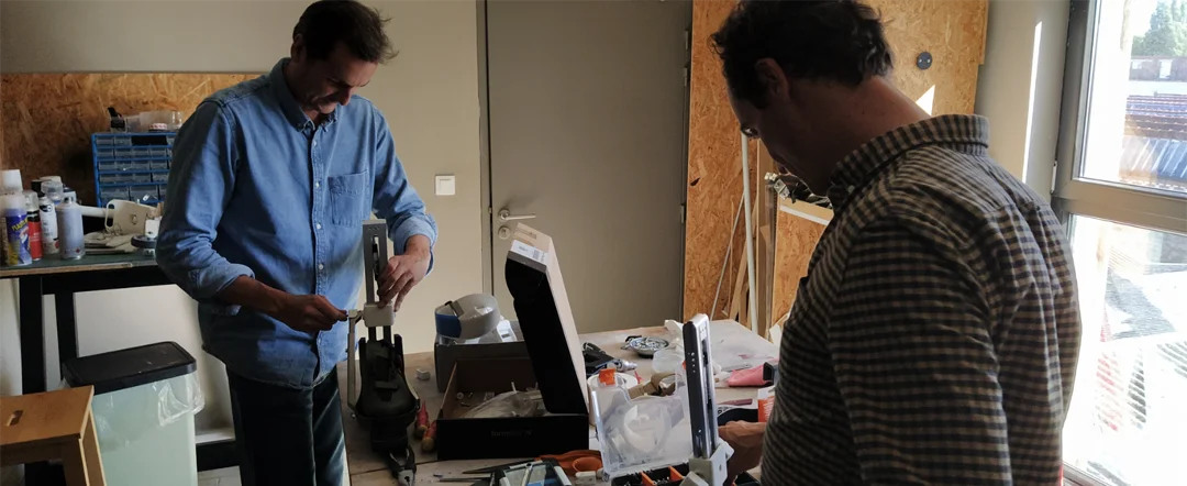 Photo du fondateur dans son atelier en train d'assembler l'un des premiers prototypes des chaussures de ski zUFO