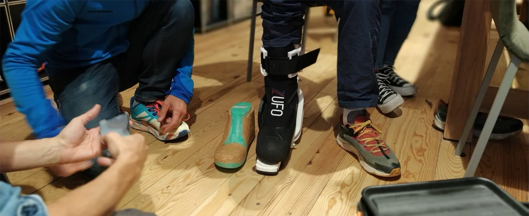 Photo de l'équipe dans l'atelier en train de réaliser des essayages d'un des prototypes des chaussures de ski zUFO