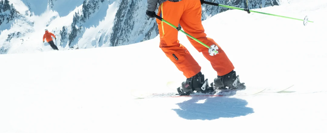 Photo des chaussures de ski en utilisations sur les pistes de ski.